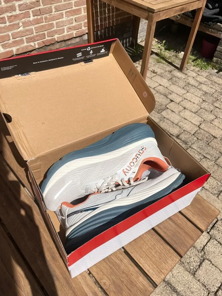 Used Saucony Running Shoes bike — image 4 of 5