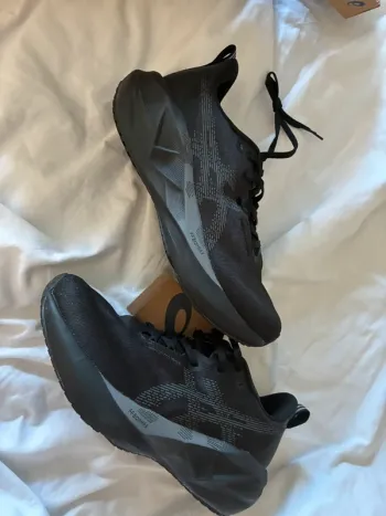 Used Asics Novablast 5 bike — image 4 of 5