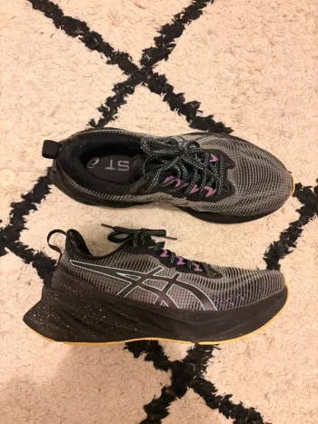 Used Asics Novablast 3 bike — image 1 of 6