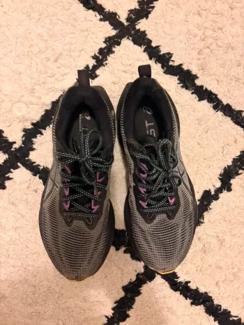 Used Asics Novablast 3 bike — image 2 of 6