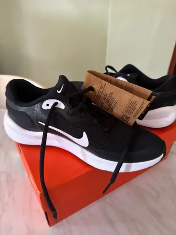 Used Nike Revolution 7 GS Running Shoes