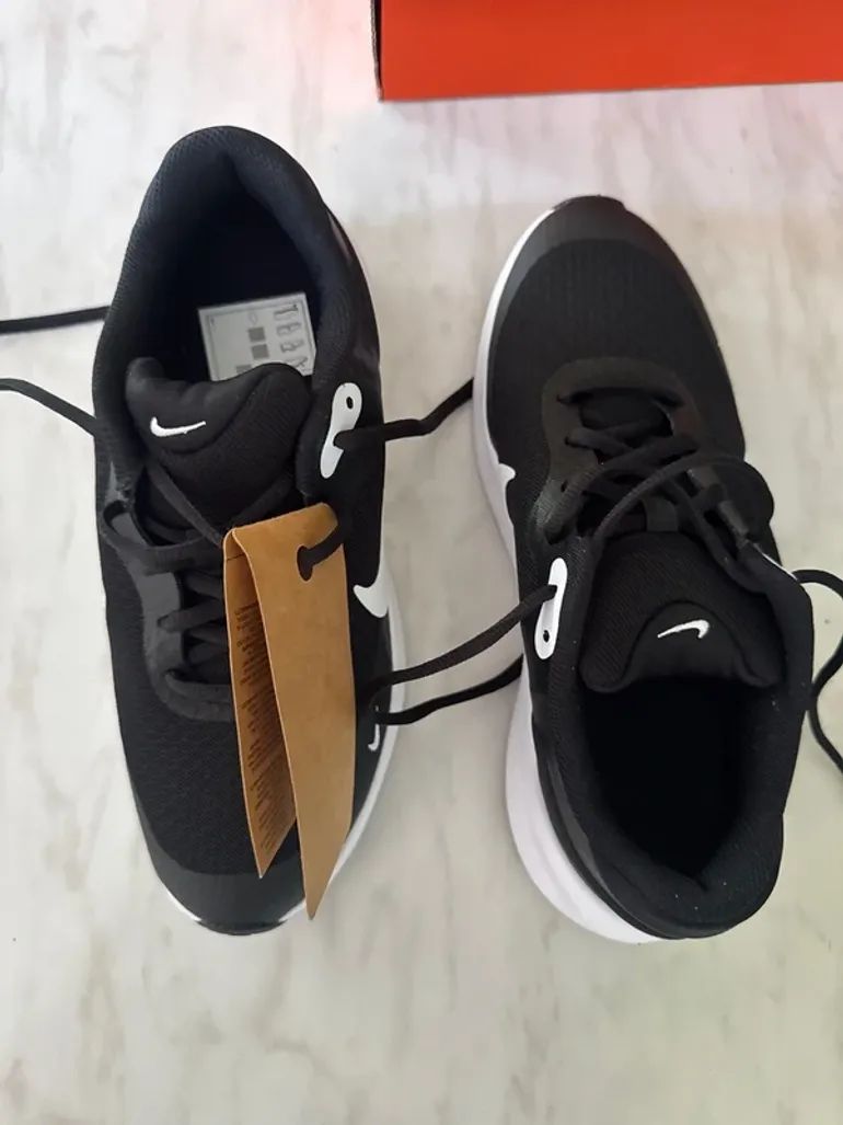 Used Nike Revolution 7 GS bike — image 2 of 8