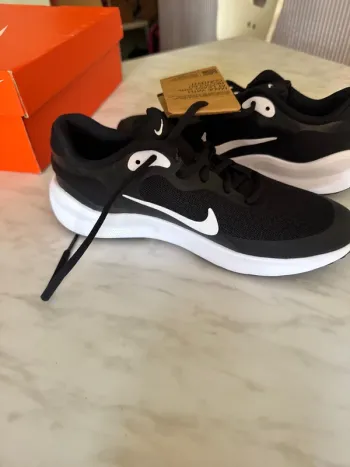 Used Nike Revolution 7 GS bike — image 6 of 8