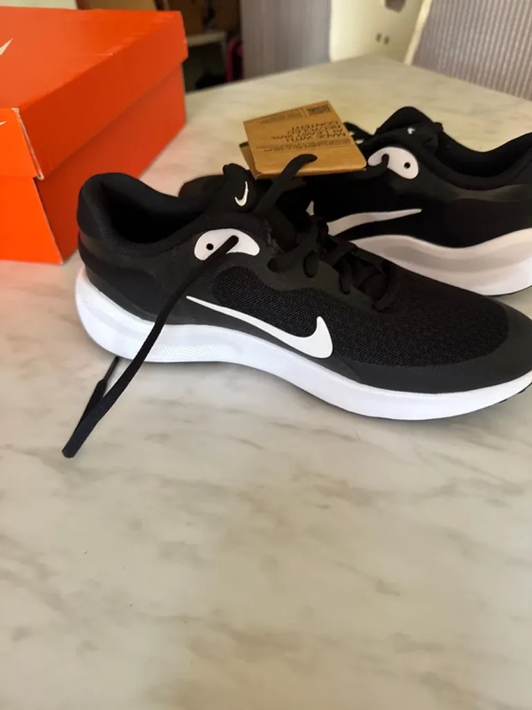 Used Nike Revolution 7 GS bike — image 6 of 8