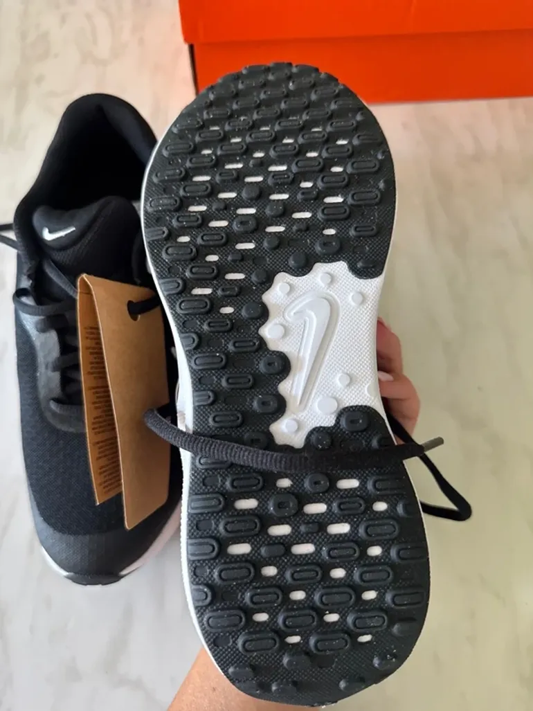 Used Nike Revolution 7 GS bike — image 3 of 8