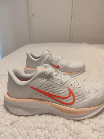 Used Nike Quest 6 Running Shoes