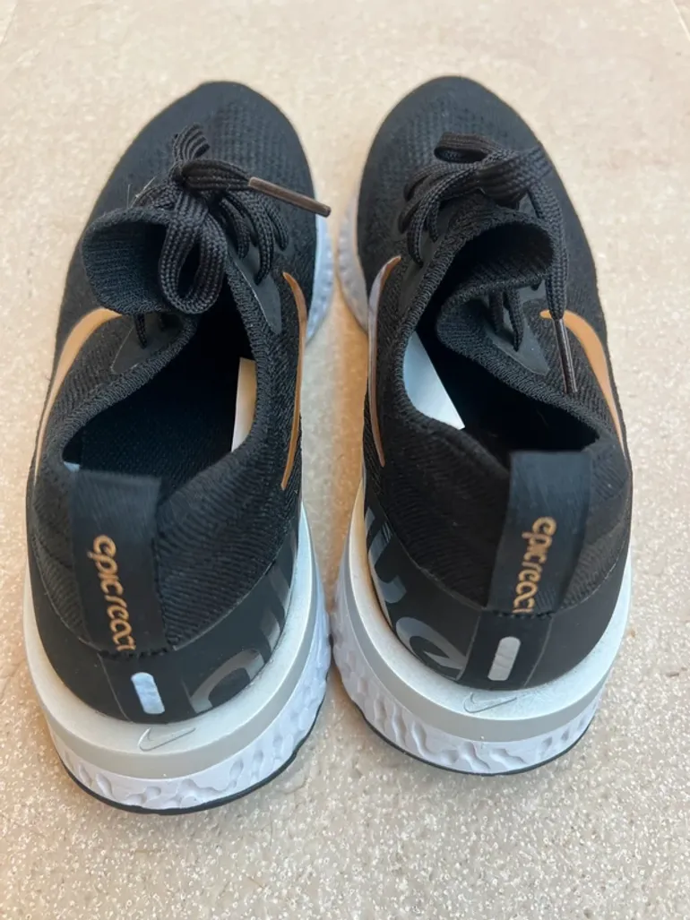 Used Nike Epic React Flyknit bike — image 4 of 8