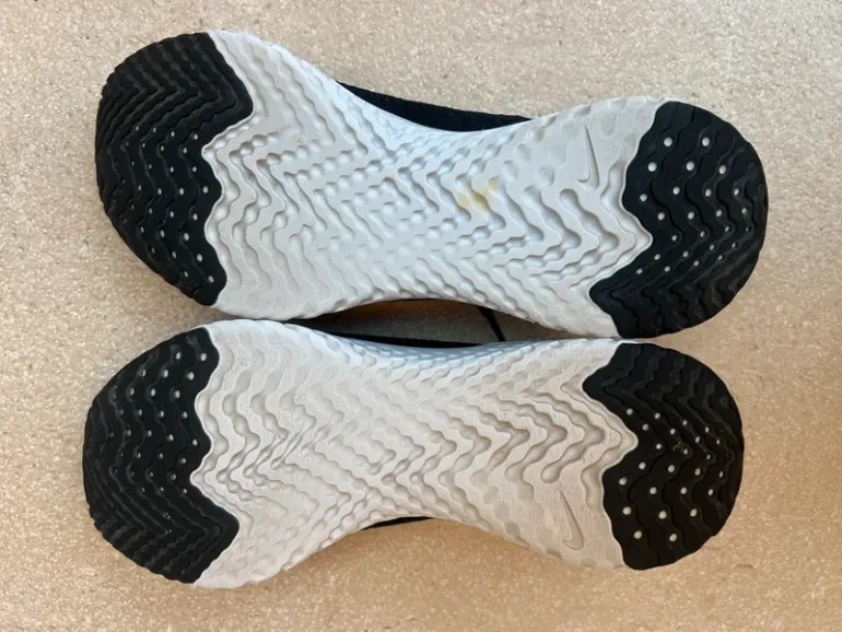 Used Nike Epic React Flyknit bike — image 8 of 8