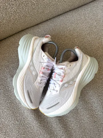 Used Saucony Hurricane 24 Running Shoes
