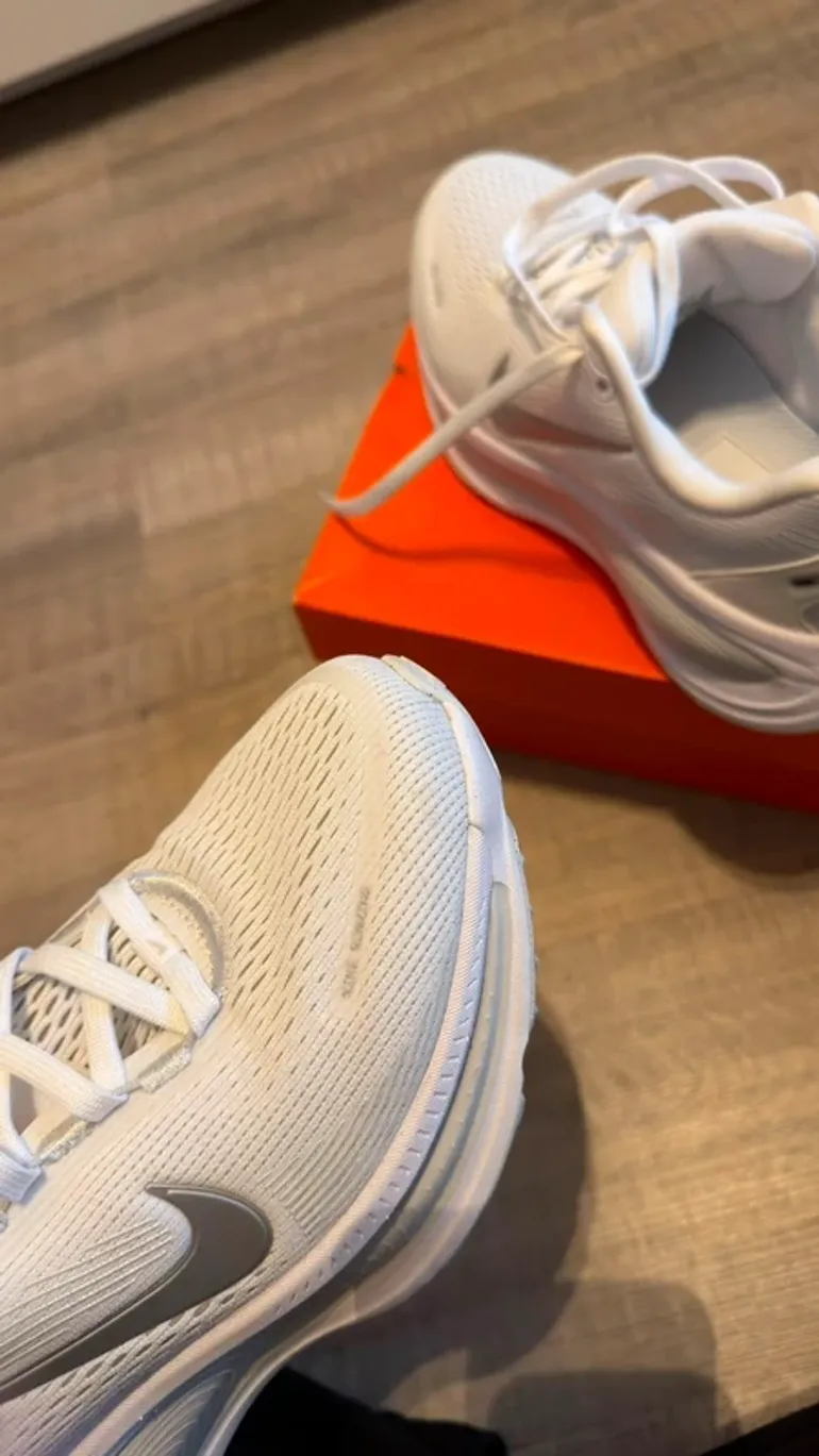 Used Nike Running Shoes bike — image 2 of 11