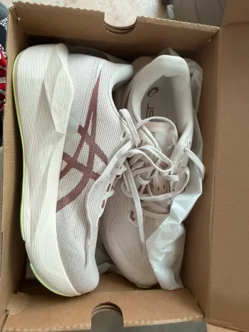 Tweedehands Asics Novablast 6 bike — afbeelding 1 van 7