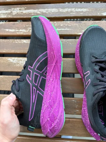 Asics Novablast 4 Lite-Show bike usato — immagine 8 di 9