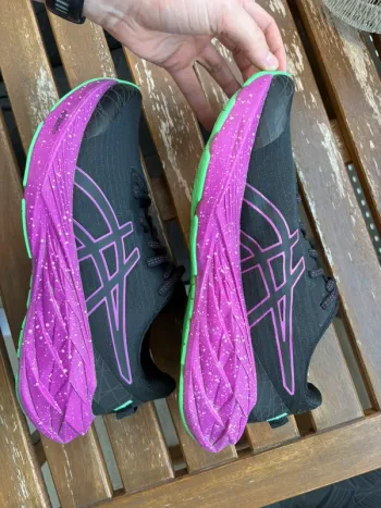 Asics Novablast 4 Lite-Show bike usato — immagine 3 di 9