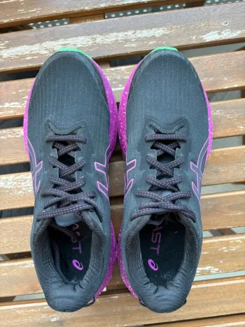 Asics Novablast 4 Lite-Show bike usato — immagine 7 di 9