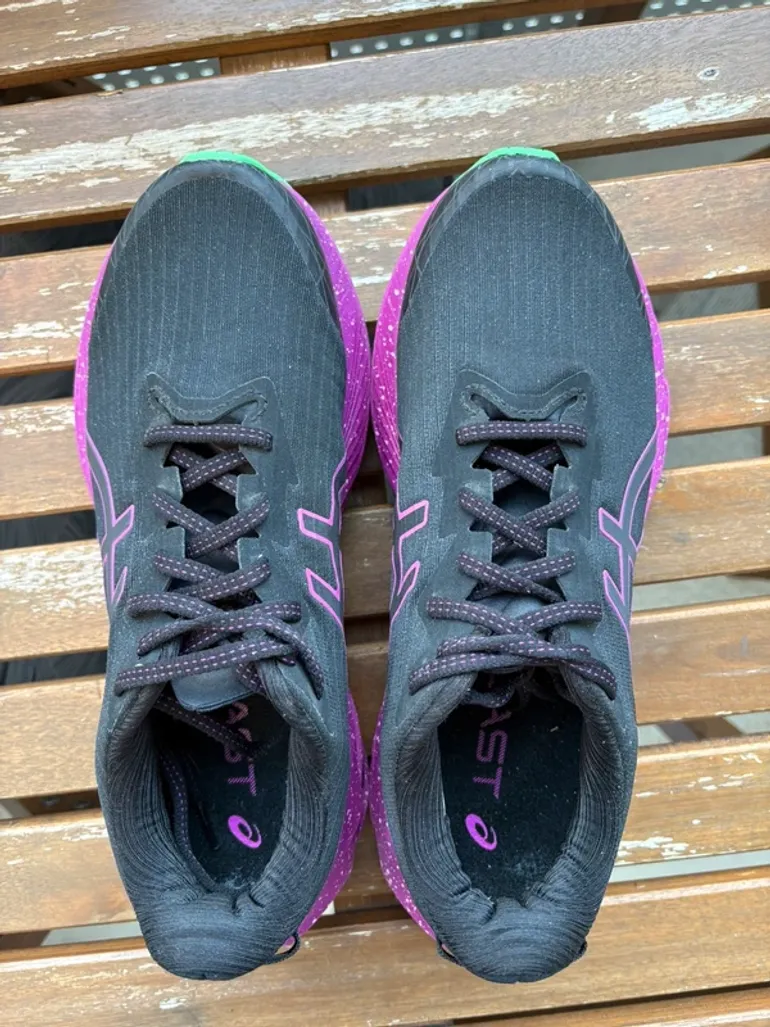 Asics Novablast 4 Lite-Show bike usato — immagine 7 di 9