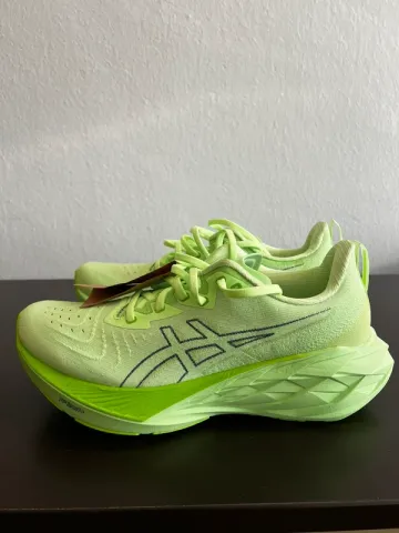 Gebrauchtes Asics Novablast 4 Running Shoes