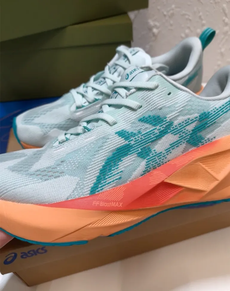 Tweedehands Asics Novablast 5 bike — afbeelding 3 van 7
