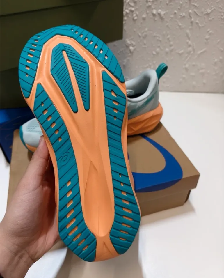 Tweedehands Asics Novablast 5 bike — afbeelding 6 van 7