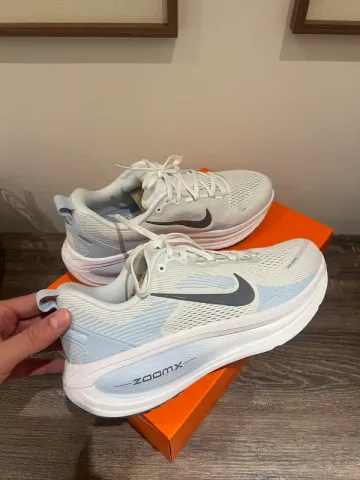 Used Nike Vomero 18 Running Shoes
