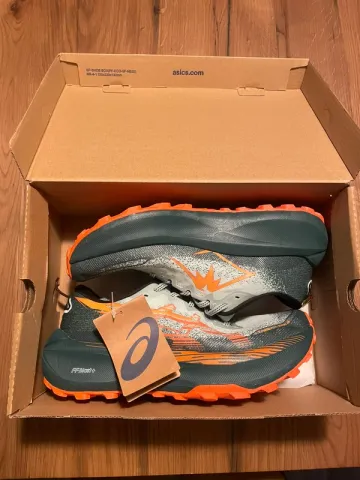 Used Orange Trabuco Max 4 Running Shoes