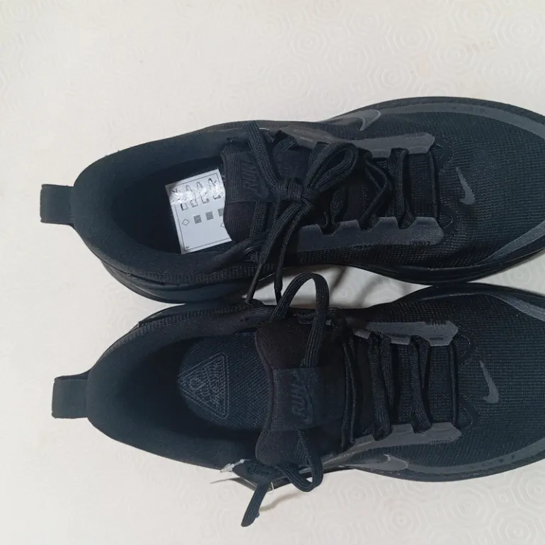 Used Nike Vomero 18 GTX bike — image 3 of 12
