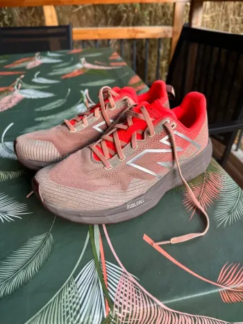 Used New Balance Running Shoes Damen bike — image 1 of 11