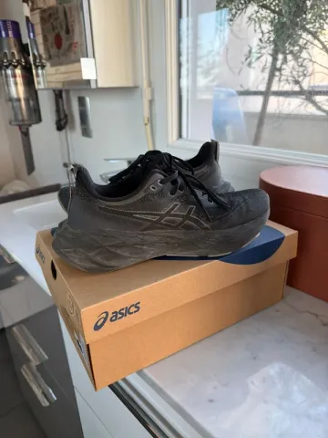 Used Asics Nova blast 4 Running Shoes