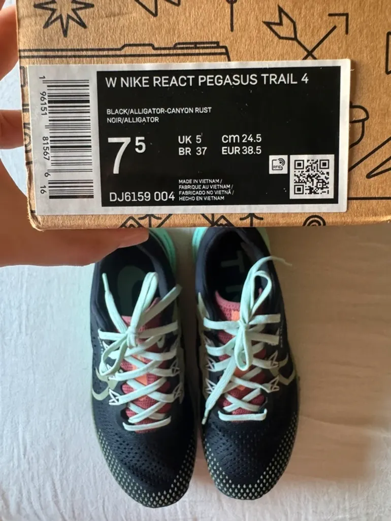 Used Nike Running Shoes bike — image 4 of 6
