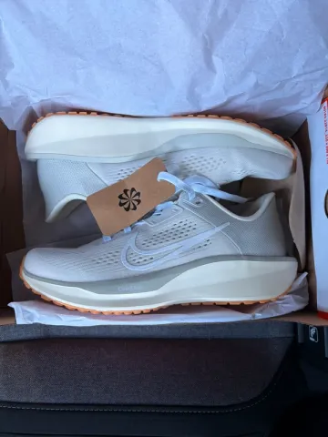 Used Nike Quest 6 Running Shoes
