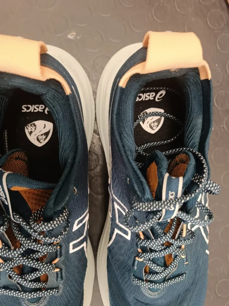 Used Asics Gel Nimbus 27 TR bike — image 6 of 8