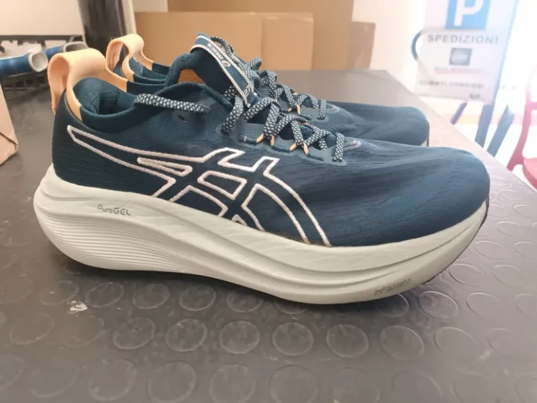 Used Asics Gel Nimbus 27 TR bike — image 3 of 8
