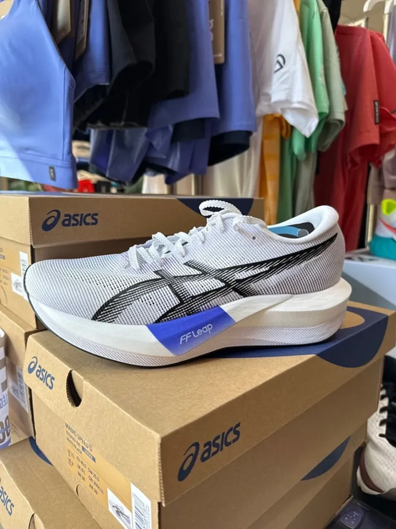 Used White Magic Speed 5 Running Shoes