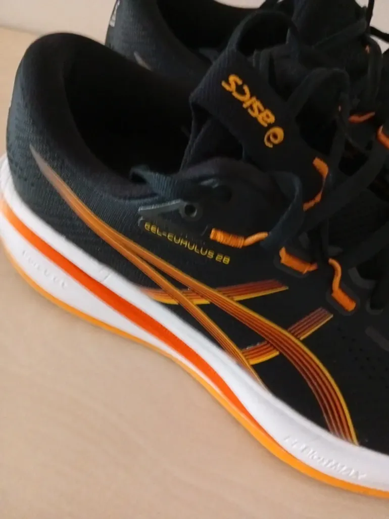 Used Asics Cumulus 28 bike — image 3 of 10