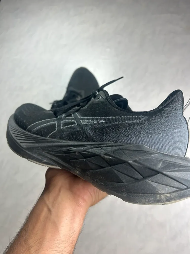Tweedehands Asics Novablast 4 bike — afbeelding 2 van 8