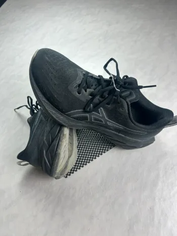 Tweedehands Asics Novablast 4 bike — afbeelding 3 van 8