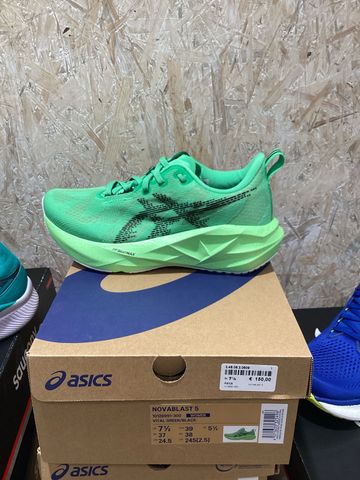 Tweedehands Asics Novablast 5 Running Shoes