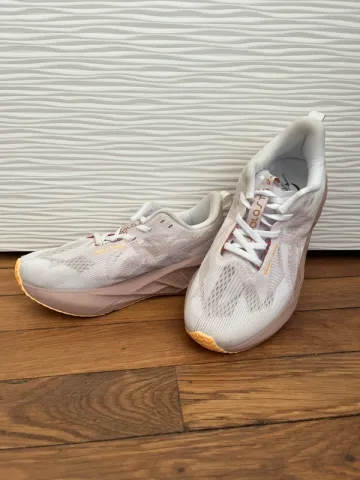 Used White Novablast 5 Running Shoes