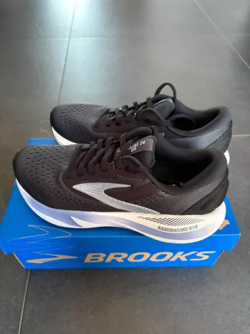 Brooks Adrenaline GTS 24 Running Shoes usato