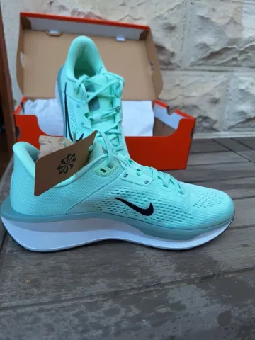 Used Nike Quest 6 Running Shoes