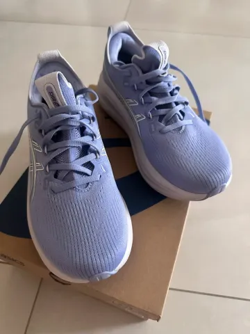 Used White Gel-Nimbus 28 Running Shoes