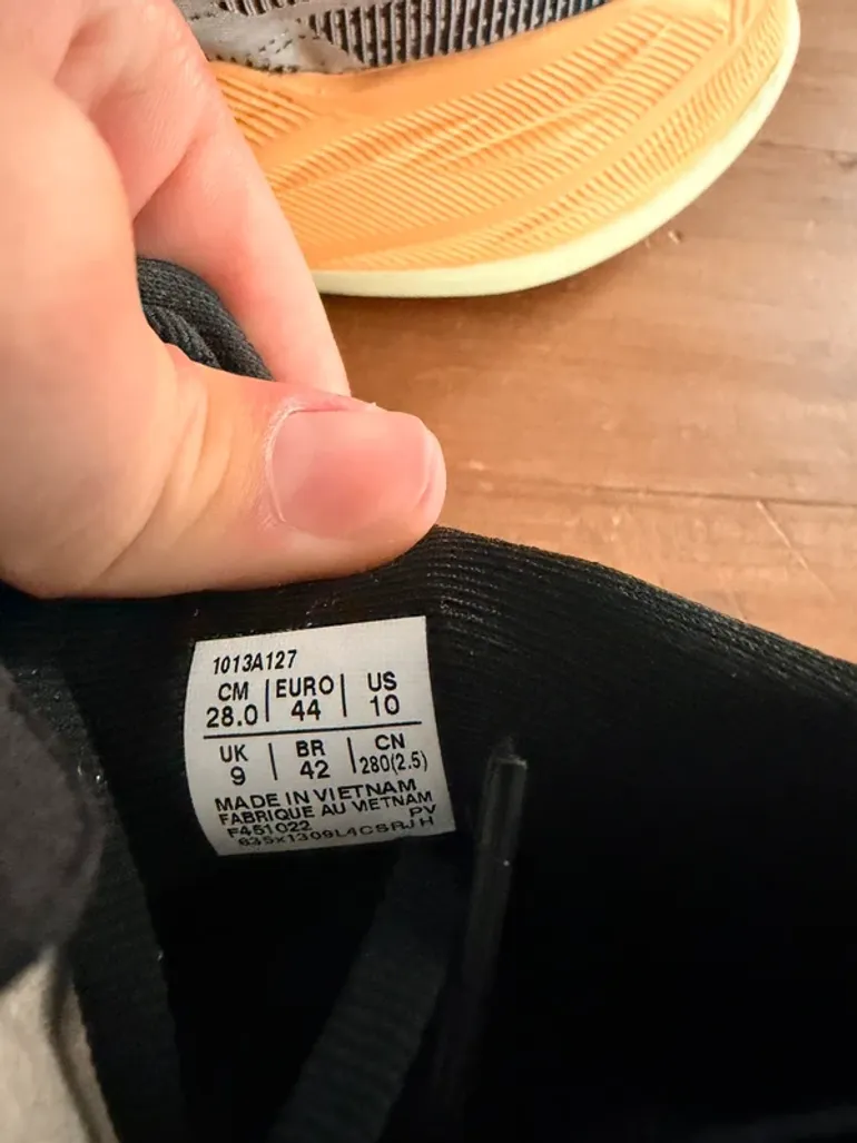 Used Asics Running Shoes bike — image 3 of 4