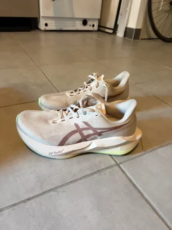 Tweedehands Asics Novablast 6 bike — afbeelding 3 van 5