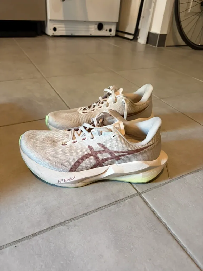 Tweedehands Asics Novablast 6 bike — afbeelding 3 van 5
