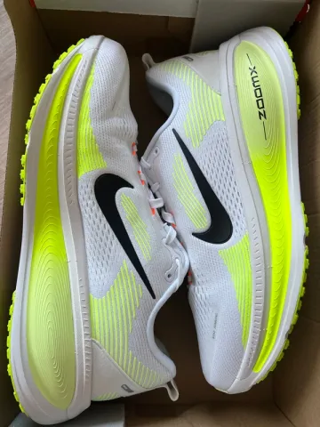 Used White Vomero plus Running Shoes