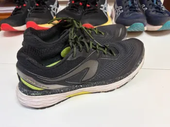 Decathlon Lotto di 4 paia di scarpe sportive da running e fitness bike usato — immagine 10 di 15