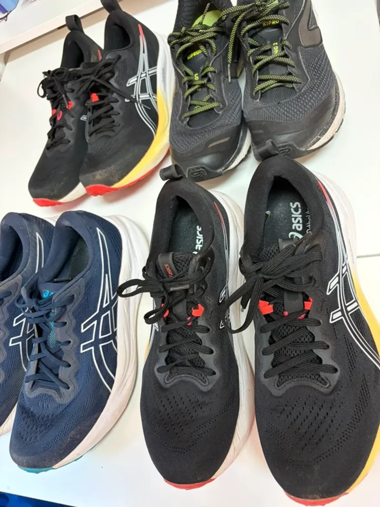 Decathlon Lotto di 4 paia di scarpe sportive da running e fitness bike usato — immagine 13 di 15