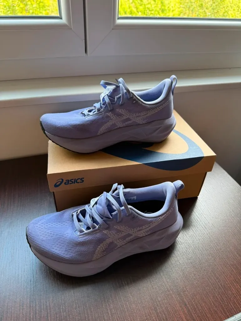 Tweedehands Asics Novablast 5 bike — afbeelding 3 van 6