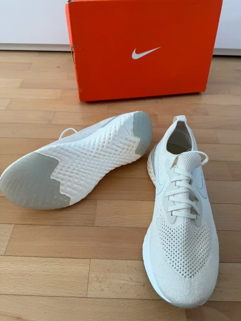 Used Nike Epic React Flyknit bike — image 2 of 6