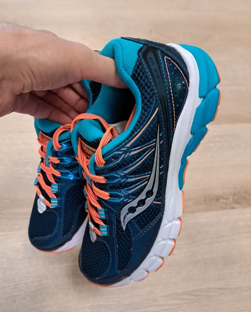 Used Saucony Jazz 18 Running Shoes