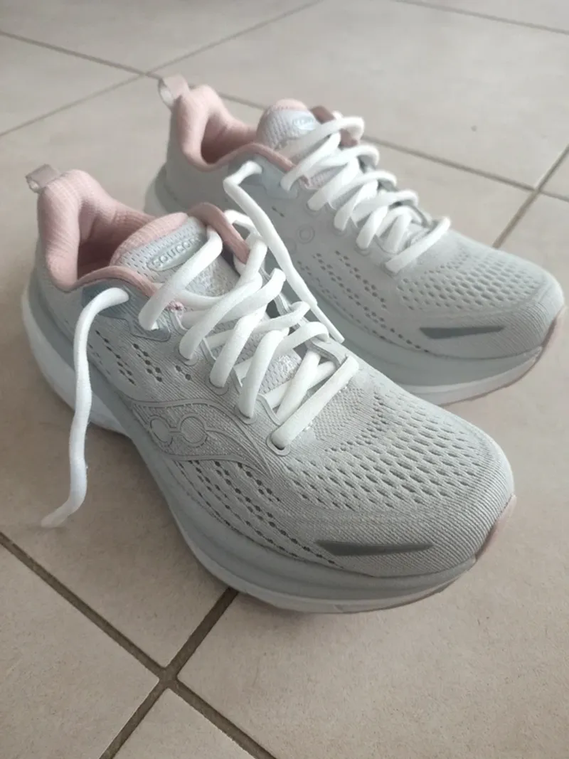 Used Saucony Hurricane 25 Running Shoes